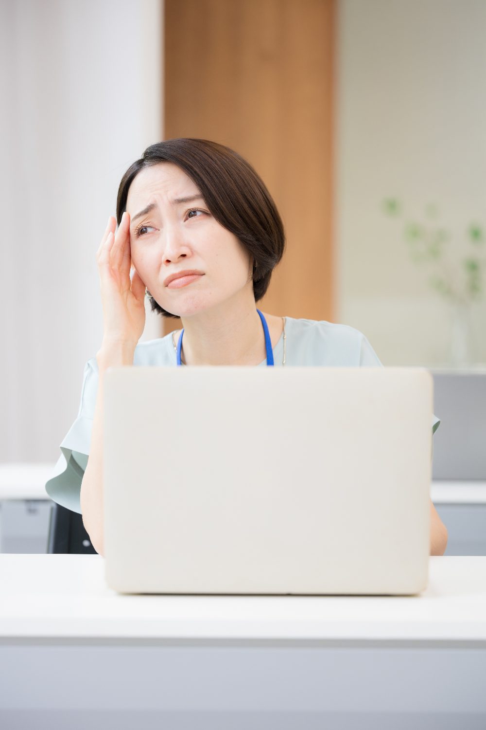 頭痛に悩む40代女性